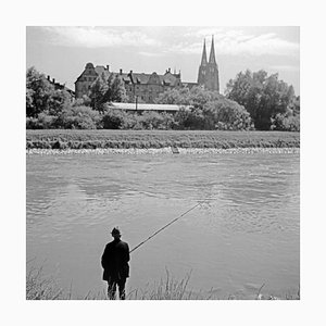 Pêcheur au bord d'une rivière, Allemagne, 1930, Photographie