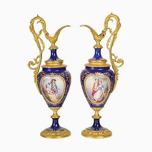 Jarros de porcelana Napoleón III de bronce dorado y azul real, siglo XIX.