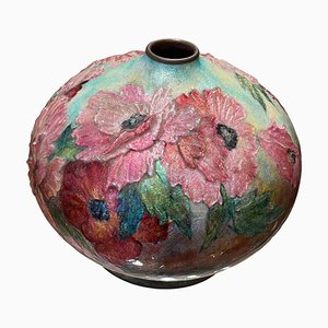 Jarrón en forma de bola con flores de Camille Faure