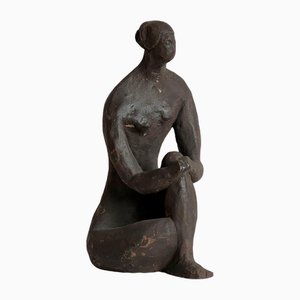 Luiza Miller, mujer sentada, bronce y terracota