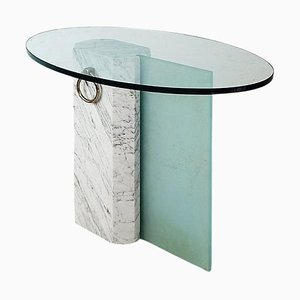 Mesa auxiliar de mármol y vidrio arenado con superficie ovalada de vidrio, años 80