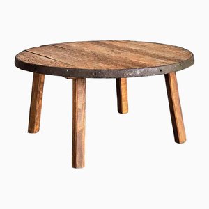 Mesa baja redonda de madera con borde de metal
