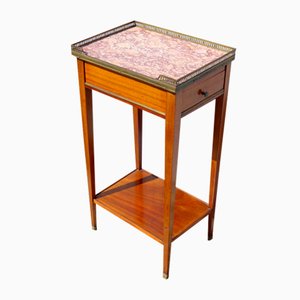 Mesa pequeña de madera con tablero de mármol rosa, década de 1890