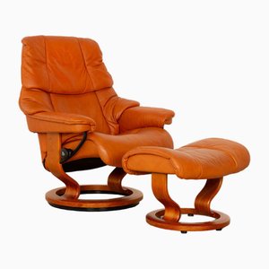 Butaca y taburete Reno de cuero en marrón naranja de Stressless. Juego de 2