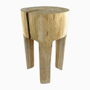 Mesa auxiliar rústica de madera de teca tallada a mano en blanqueado