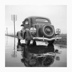 con el Ford V8 en una calle mojada, 1930, Lámina fotográfica