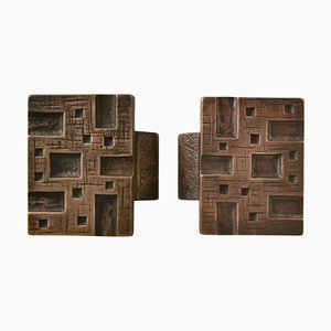 Tiradores de puerta brutalistas rectangulares de bronce con relieve geométrico, años 70. Juego de 2