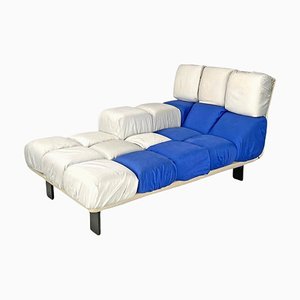 Chaise Longue italiana posmoderna acolchada en azul y blanco atribuida a Arflex, años 90