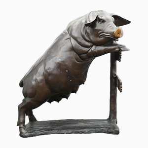 Estatua de bronce de cerdo de tamaño natural mirando el arte del jardín de la cerda