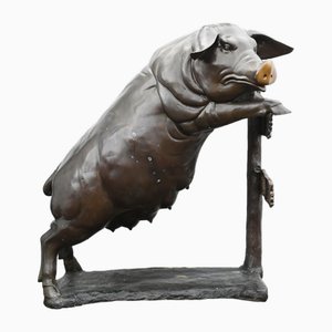 Statue de cochon en bronze grandeur nature observant l'art du jardin de truie