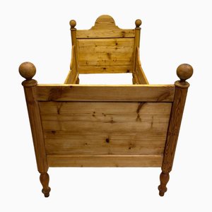 Cama infantil antigua de madera blanda