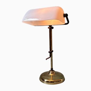 Lampada da banchiere vintage con paralume in vetro bianco