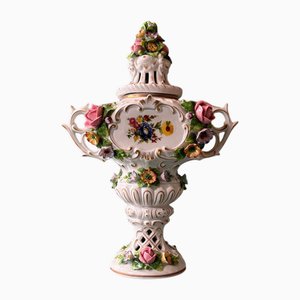 Kleine Vase mit verzierten Blumendetails