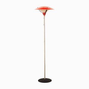 Lampada da terra con base in metallo nero, struttura in tubo di acciaio verniciato grigio, paralume in metallo verniciato rosso, diffusore in vetro satinato