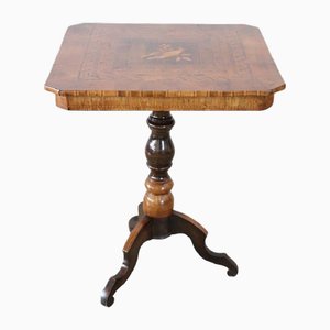 Dreibeiniger Tisch aus Nussholz mit Intarsien, Mitte des 19. Jahrhunderts