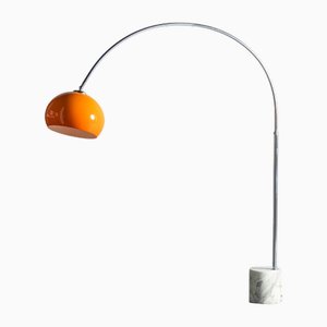 Orangefarbene Vintage Bogenlampe von Guzzini, Italien, 1970er