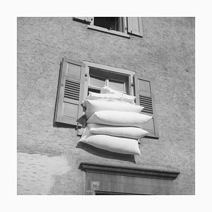 Lámina fotográfica The Bedding in the Fresh Air, 1930