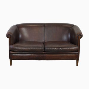 2-Sitzer Club Sofa aus dunklem Schafsleder mit schwarzen Paspeln