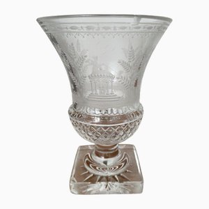 Jarrón de cristal tallado de principios del siglo XIX con piedra de afilar y decoración de querubín