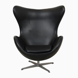 Chaise Egg en Cuir Noir Patiné par Arne Jacobsen, 1980s