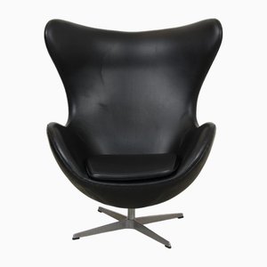Egg Chair aus patiniertem schwarzem Leder von Arne Jacobsen, 1980er