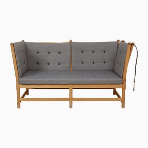 Sofá Spokeback con cojines grises de Børge Mogensen, años 70