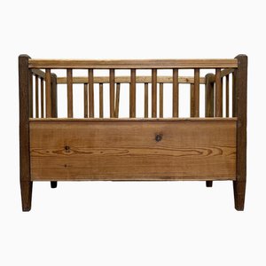 Cama para bebés antigua de madera blanda, 1900