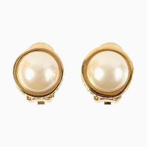 Pendientes de perlas redondos con logo de Christian Dior. Juego de 2