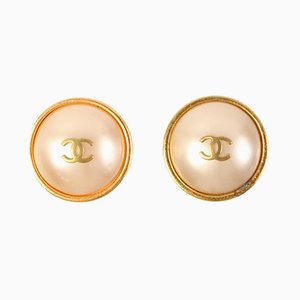 Aretes Mini CC Mark de perlas redondas de Chanel, 1995. Juego de 2