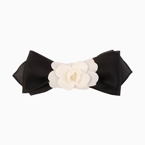 Fermaglio a forma di camelia in raso di seta nero/bianco di Chanel