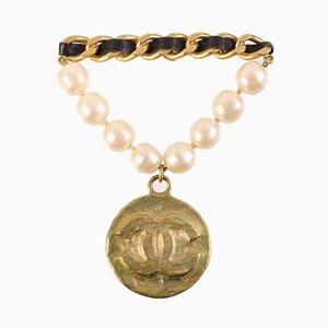 Spilla rotonda con placca CC Mark placcata in oro e perle di colore nero di Chanel