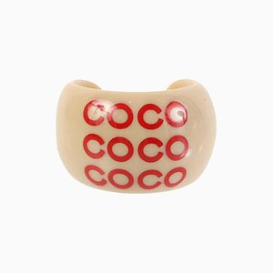 Anello con logo CC Mark stampato beige/rosso di Chanel, 2001