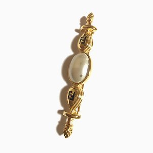 Spilla vintage color oro con perla ovale bianca e marchio FF di Fendi