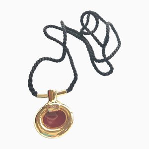 Collier Haut à Pendentif Charme Vintage en Pierre Dorée et Rouge avec Cordes Noires de Hermes