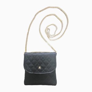 Mini bolsa Chanel vintage de tela de satén acolchada en negro, monedero, collar largo con cadena dorada y motivo Cc