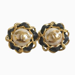 Aretes vintage con CC dorado, perla sintética, cuero negro y marco de cadena de Chanel. Juego de 2