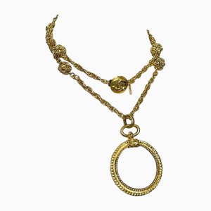 Collar vintage de cadena dorada con superficie colgante de cristal de lupa y abalorios de bola de Chanel