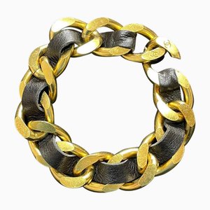 Catena dorata e braccialetto nero con motivi CC di Chanel