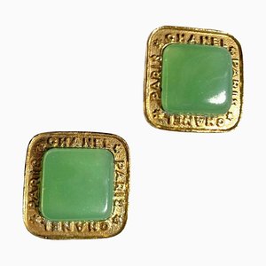 Aretes Gripoix vintage verdes con marco dorado y logo de Chanel. Juego de 2