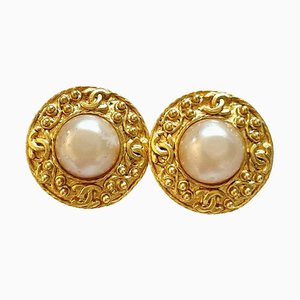 Orecchini vintage rotondi con cornice dorata Cc Mark, orecchini di perle finte di Chanel, set di 2