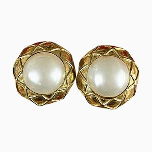 Boucles d'Oreilles Rondes Vintage Dorées avec Perle Synthétique et Cadre Doré Matelasse, Set de 2