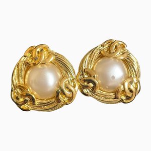 Grandes Boucles d'Oreilles Rondes Dorées Vintage avec Fausses Perles et Motifs CC de Chanel, Set de 2