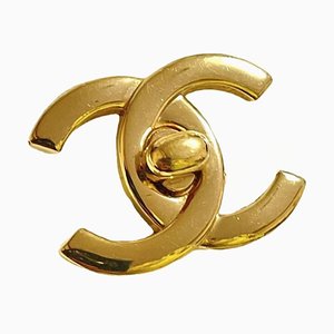 Broche de pin con CC Turn Lock vintage dorado de Chanel