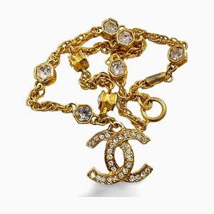 Collar vintage de cadena y vidrio Gripoix con colgante con el logo de la marca CC de cristal de Chanel