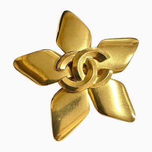 Spilla vintage a forma di stella color oro con segno CC di Chanel