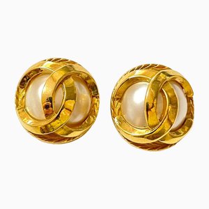 Boucles d'Oreilles Rondes Vintage Dorées avec Fausses Perles et Motif CC 3D de Chanel, Set de 2