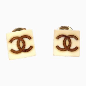 Aretes vintage cuadrados en color marfil con marca CC de madera de Chanel. Juego de 2