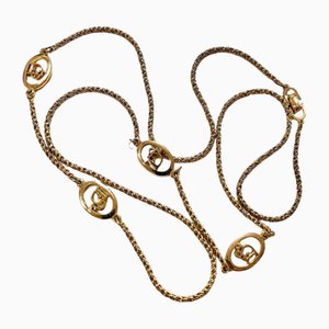 Collar vintage dorado de cadena larga con dijes en forma de CD de Christian Dior