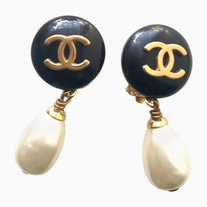 Aretes vintage en forma de lágrima de perlas blancas con la marca CC negra y dorada en la parte superior de Chanel. Juego de 2