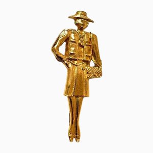 Spilla vintage dorata con statuetta Mademoiselle di Chanel